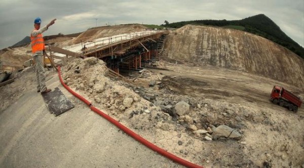 Po sedmi letech výstavby je křižovatka pod kopcem Lovoš jednou z mála funkčních staveb úseku D8.