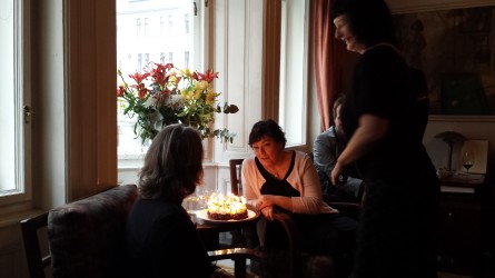 R. Korená a I. Hejlíčková se chystají sfouknout svíčky na narozeninovém dortu Projektu 100 (foto: totalfilm.cz)