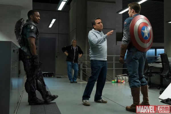 Anthony Mackie (Falcon), režisér Joe Russo a Chris Evans (Captain America) na place (foto: Marvel)