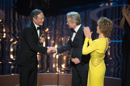 Ang Lee (režie: Pí a jeho život) přebírá Oscara z rukou Michaela Douglase a Jane Fondové