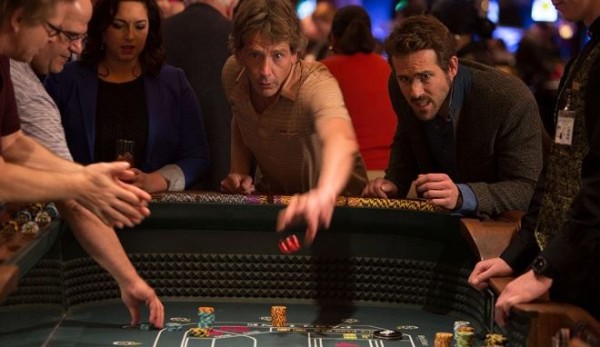 Ben Mendelsohn a Ryan Reynolds ve filmu Hazardní hráči