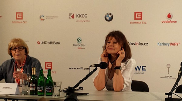 Fanny Ardant poslouchá otázku na tiskovce (foto: totalfilm.cz)