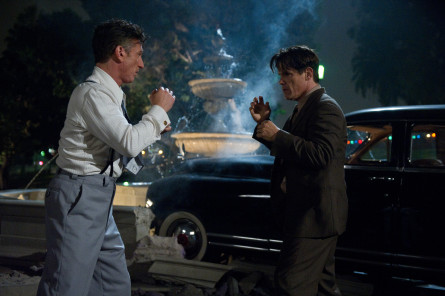 GANGSTER SQUAD (foto: Warner Bros.) SEAN PENN jako Mickey Cohen a JOSH BROLIN jako Sgt. John O’Mara