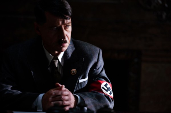 Hitler (Pavel Kříž) v zamyšlení