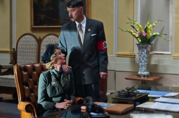 Magda Goebbelsová (Lenka Vlasáková) si u Hitlera stěžuje na Baarovou