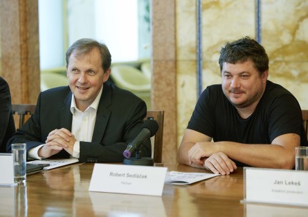 Režisér R. Sedláček (vpravo), generální ředitel ČT P. Dvořák (uprostřed) a ředitel programu Milan Fridrich (vlevo) foto: J. Kroupa