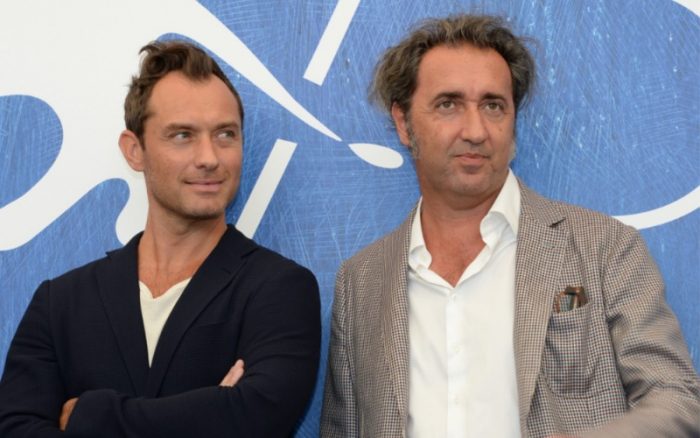 Jude Law a Paolo Sorrentino na letošním festivalu v Benátkách, kde byl seriál představen (foto: Totalfilm.cz)