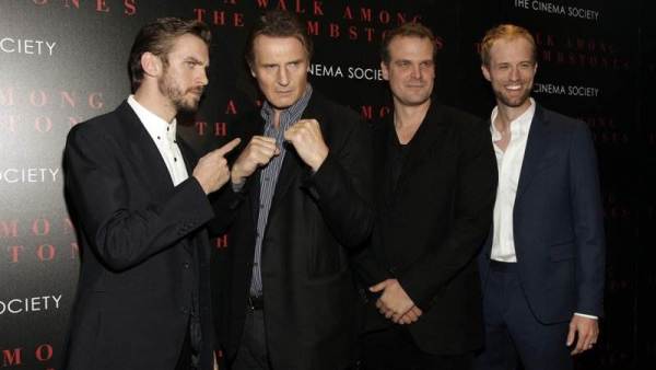 Dan Stevens a Liam Neeson na premiéře Mezi náhrobními kameny (vlevo)